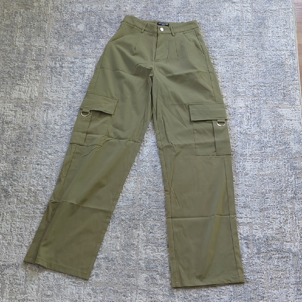 NWT PrettyLittleThing Shape Khaki Buckle Cargo Wide Leg Pants Size 4 - Picture 3 of 12